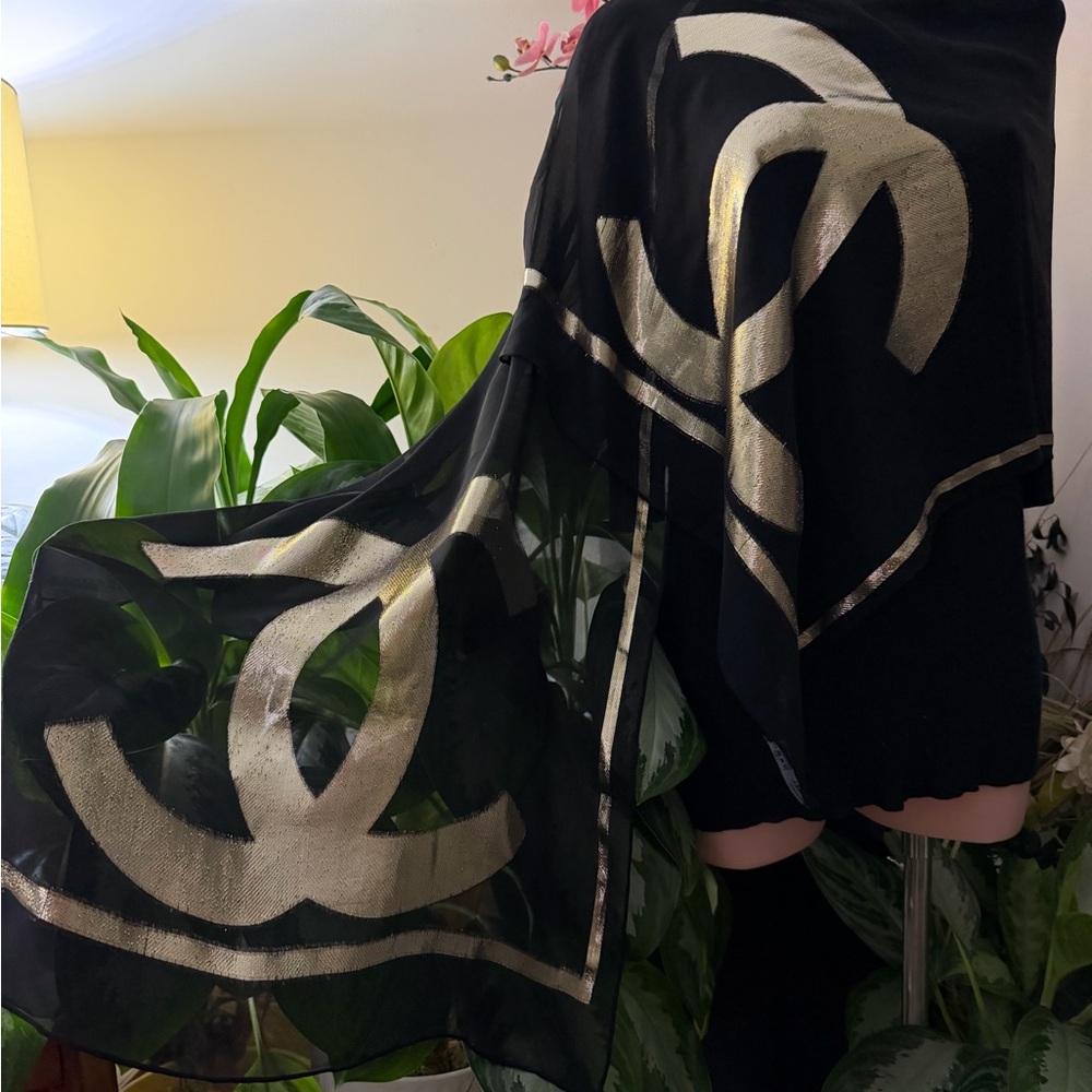 Chanel Luxurious Black and Gold Scarf. - Picture 13 of 13
